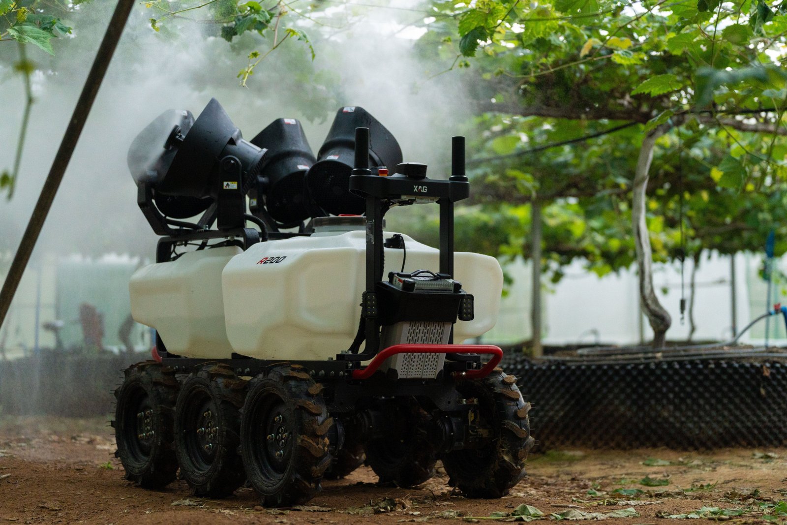 R200-1 XAG R200 Agricultural Rover RevoSpray combo (with remote, 2 batt, 1 charger, 1 cooling tank) - Image 1